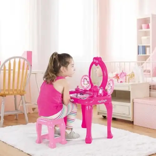devojcica i sto za ulepsavanje unicorn