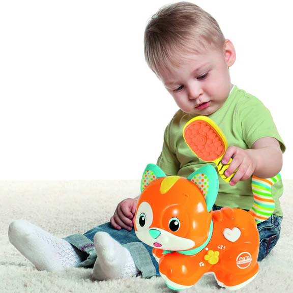Beba se igra sa mackom Clementoni
