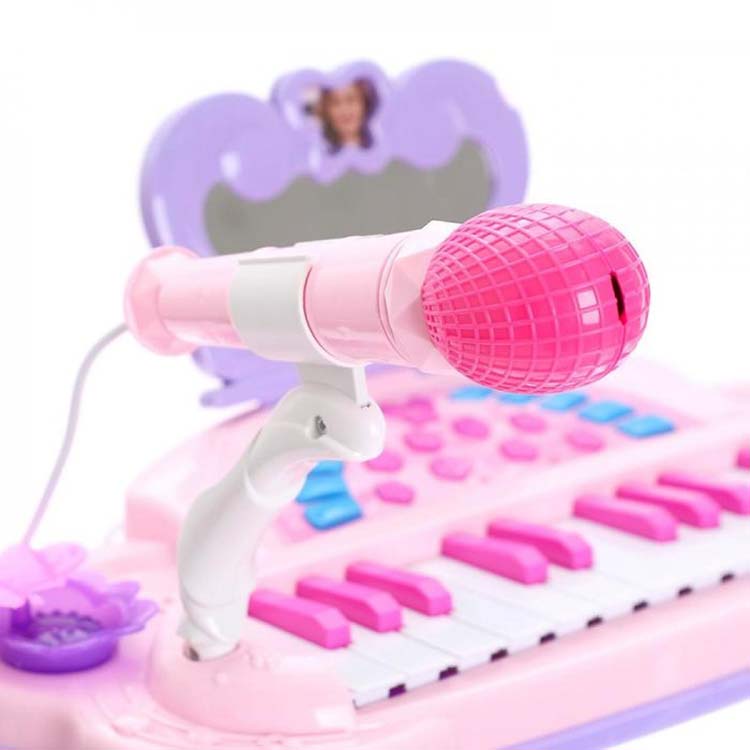 roze mikrofon i klavijatura piano