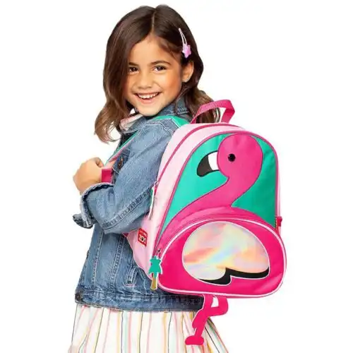 devojcica nosi ranac skip hop flamingo