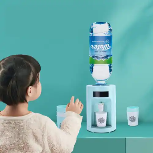 devojcica se igra sa aparatom za vodu